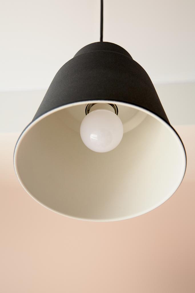 низкий угол обзора современной лампы с лампочкой
  - Фото, изображение