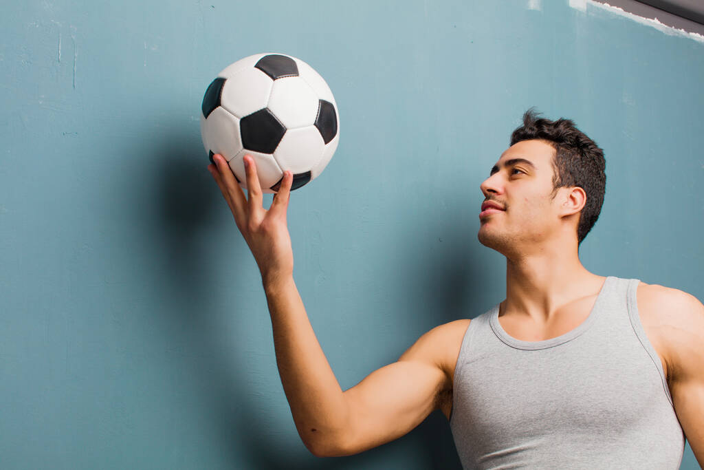 Młody arabczyk z piłką nożną. koncepcja sportu - Zdjęcie, obraz
