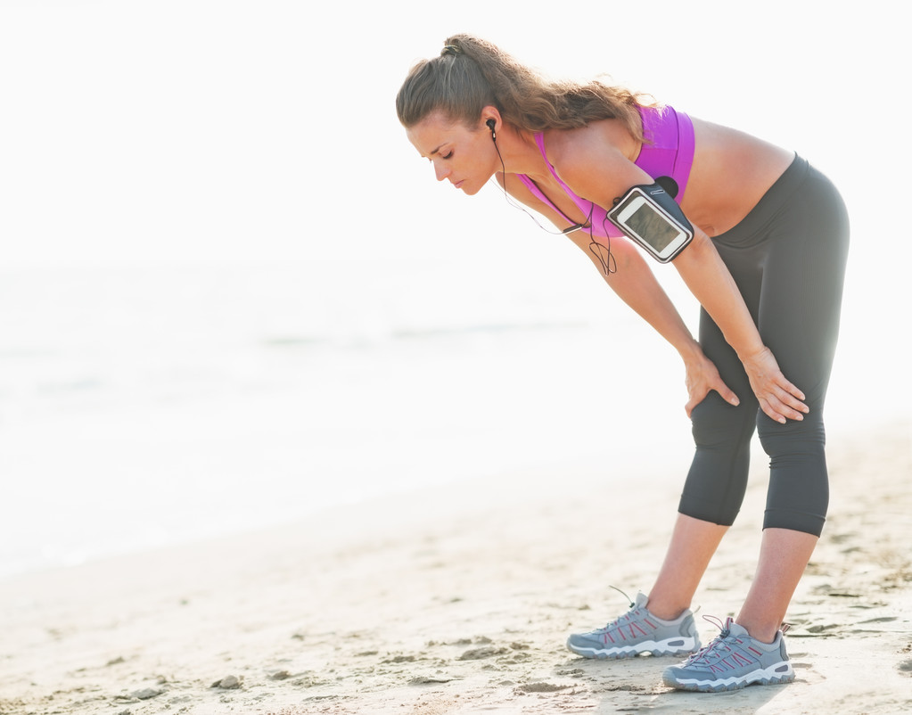 Fitness jeune femme attraper respirer après avoir couru sur la plage
 - Photo, image
