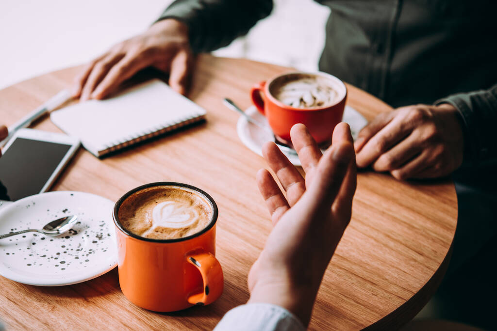 Dos personas discutiendo proyectos de negocios en una cafetería mientras toman café. Inicio, ideas y concepto de tormenta cerebral - Foto, Imagen