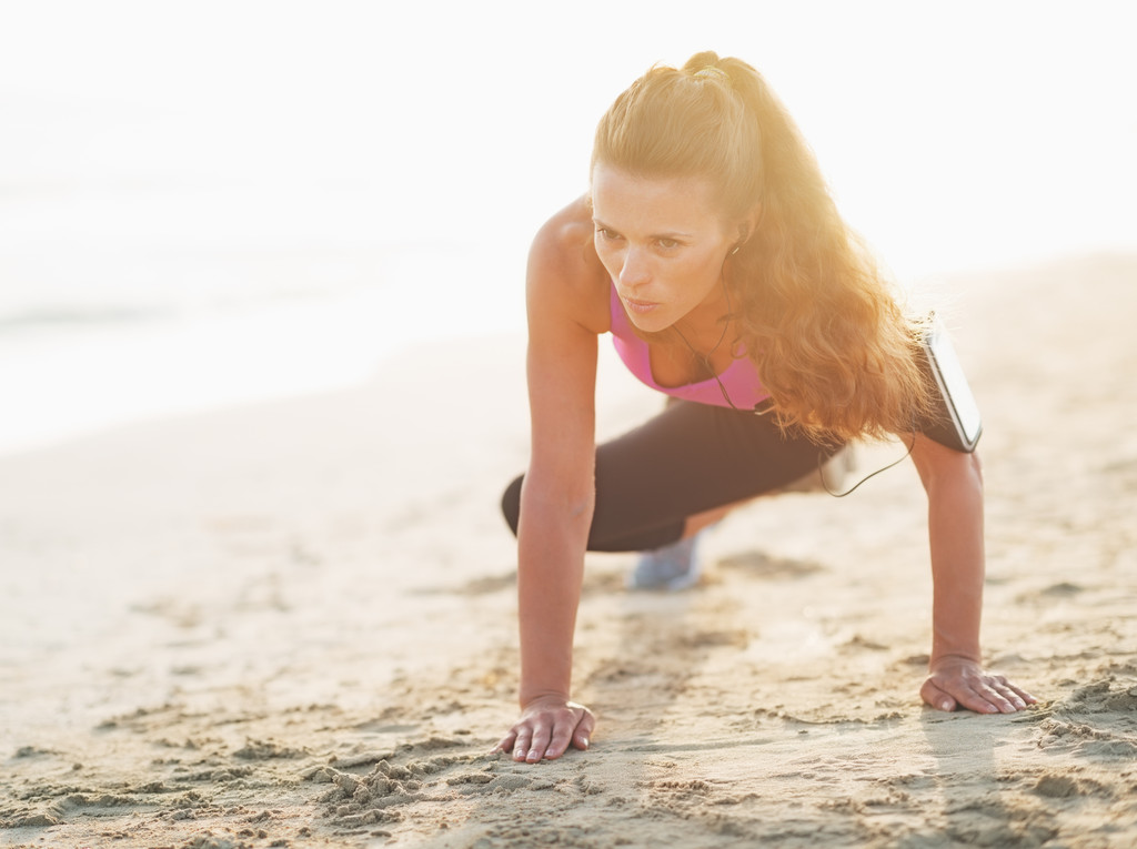 Фітнес молода жінка тренується на пляжі
 - Фото, зображення