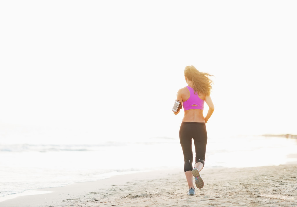 Mujer joven y saludable corriendo en la playa
 - Foto, imagen