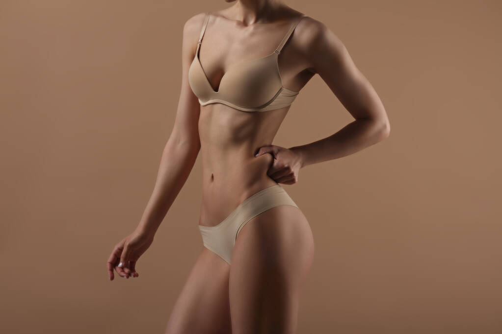 Donna sottile mostra piega di grasso. Fitness, perdita di peso e cura del corpo
 - Foto, immagini