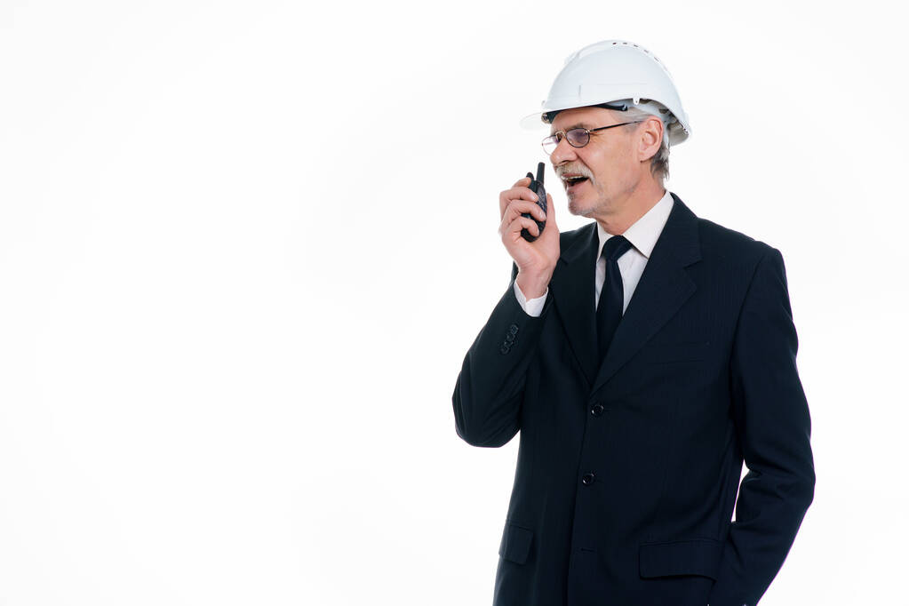 Retrato de hombre de negocios exitoso, ingeniero civil y arquitecto usan un casco de seguridad blanco hablan por sentido con espacio de copia en fondo blanco
. - Foto, imagen