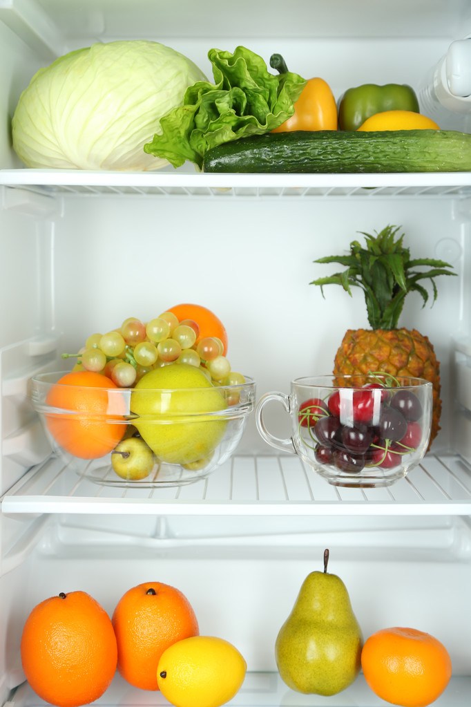 Gemüse und Obst im offenen Kühlschrank. Diätkonzept zur Gewichtsreduktion. - Foto, Bild
