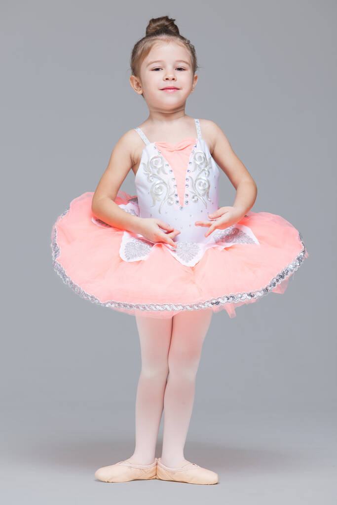 Niedliche entzückende Ballerina kleines Mädchen in rosa Tutu-Tanz übt Ballett tanzen - Foto, Bild