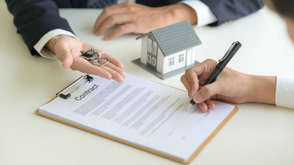 不動産の概念住宅ローン契約に関する顧客の署名. - 写真・画像