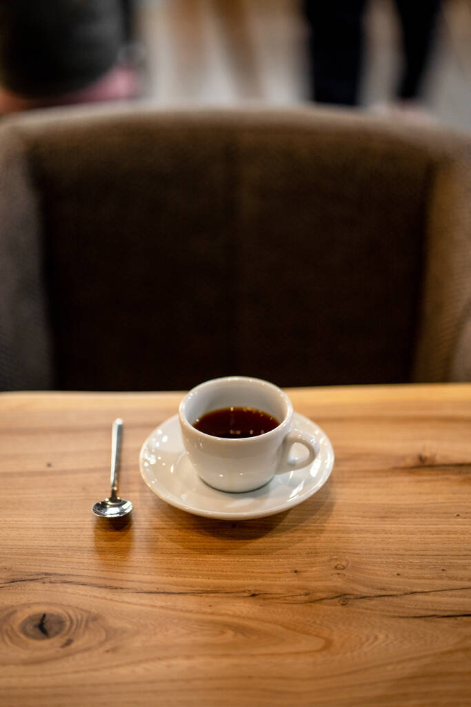 Caffè filtro nero sul tavolo in tazza di vetro caffè hario versare sopra tazza vista laterale
 - Foto, immagini