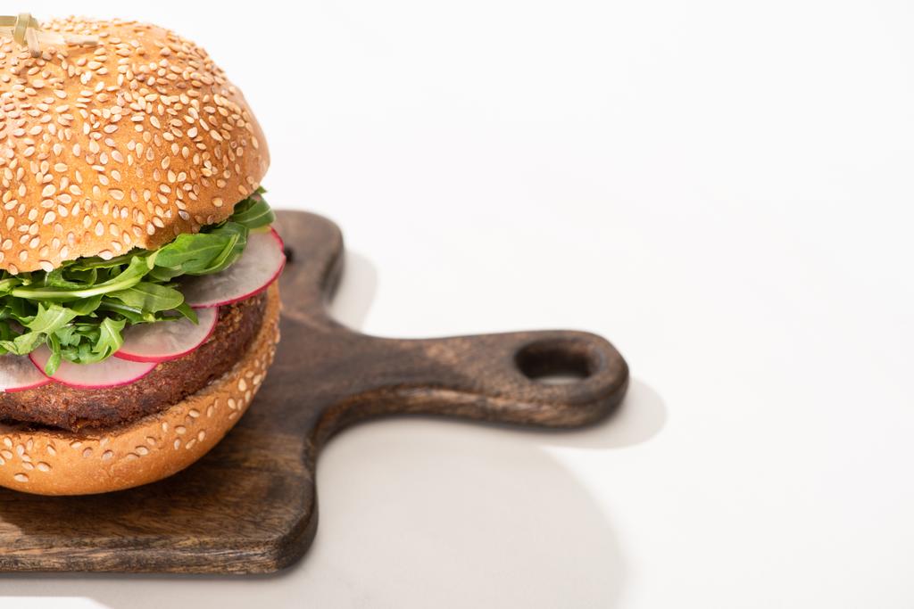 delizioso hamburger vegano con ravanello e rucola su tavola di legno su sfondo bianco
 - Foto, immagini