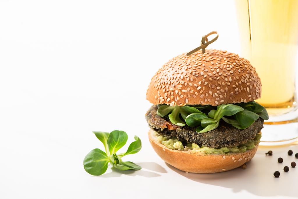Lezzetli yeşil vejetaryen burger, mikroyeşiller, yağ, beyaz arka planda siyah biber. - Fotoğraf, Görsel