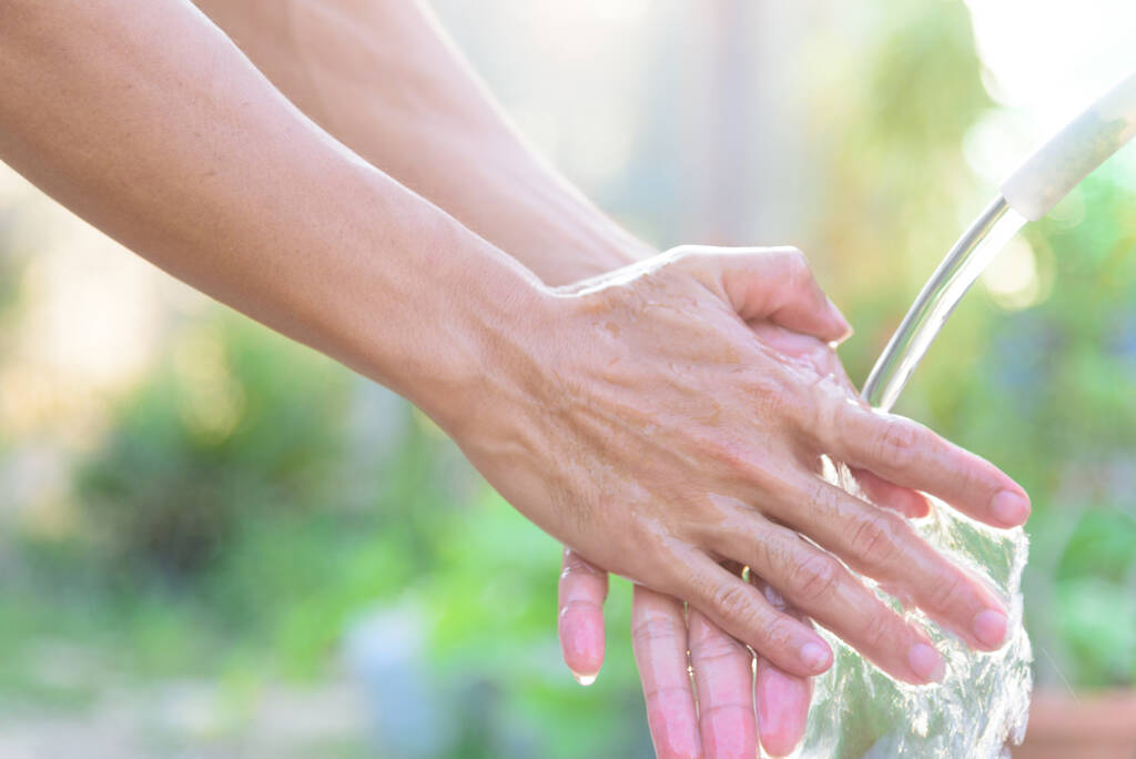 миття рук в парку
 - Фото, зображення