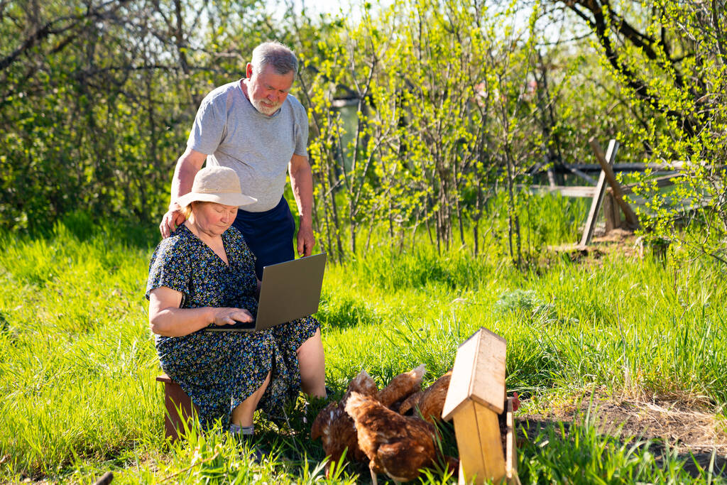 Starší muž a žena s laptopem ve vesnici - Fotografie, Obrázek