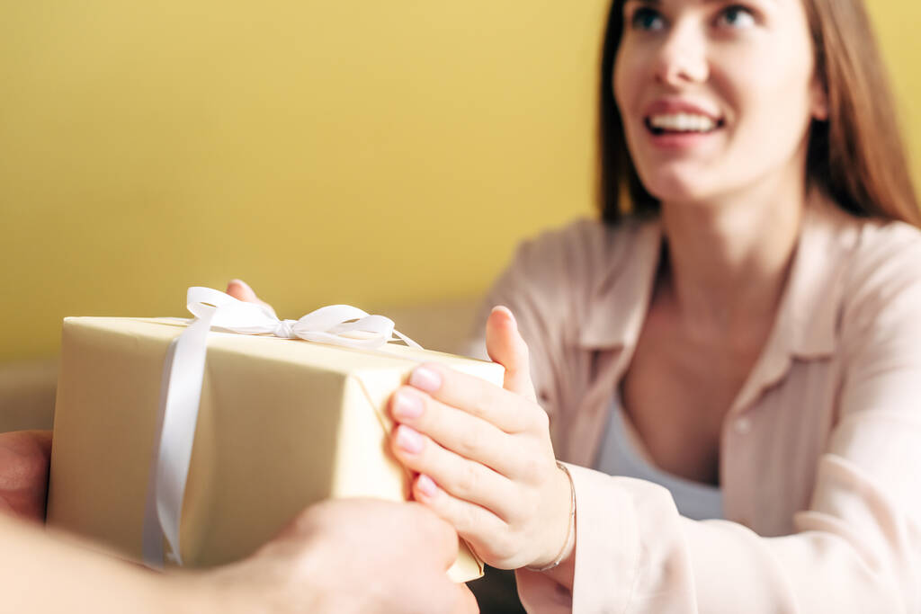 selectieve focus van de man geven cadeau aan gelukkig vriendin  - Foto, afbeelding