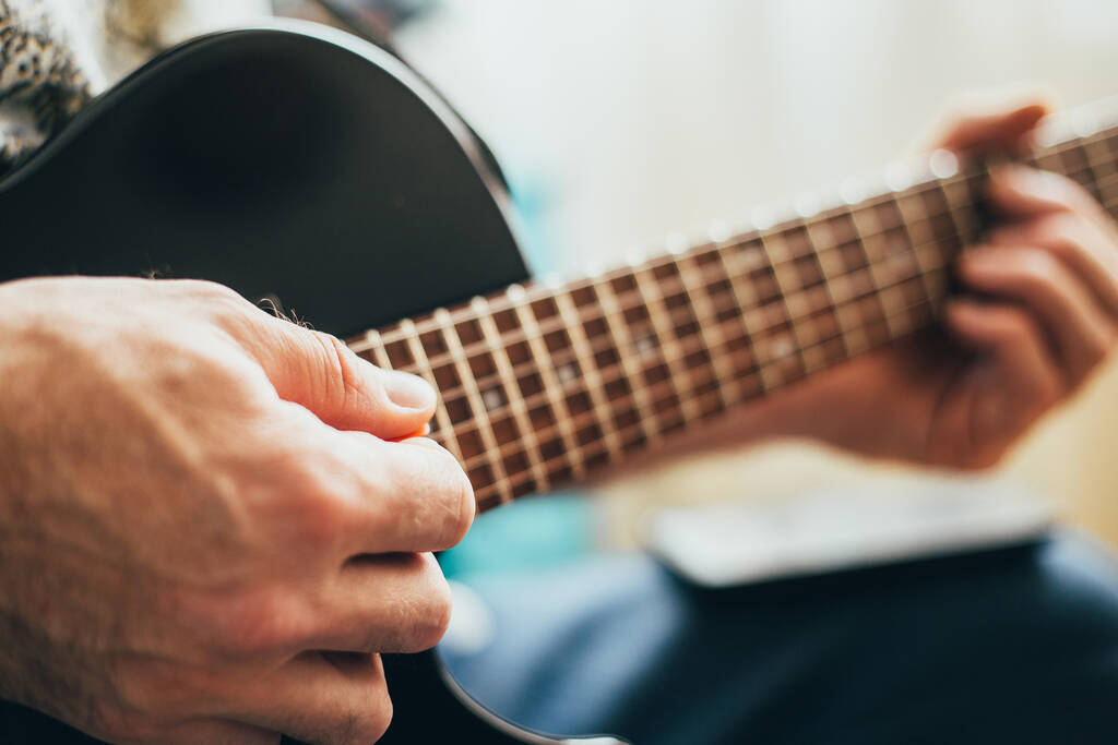 Tocar guitarra - uma picareta nas mãos de um homem caucasiano - um jogo de rebentamento
 - Foto, Imagem