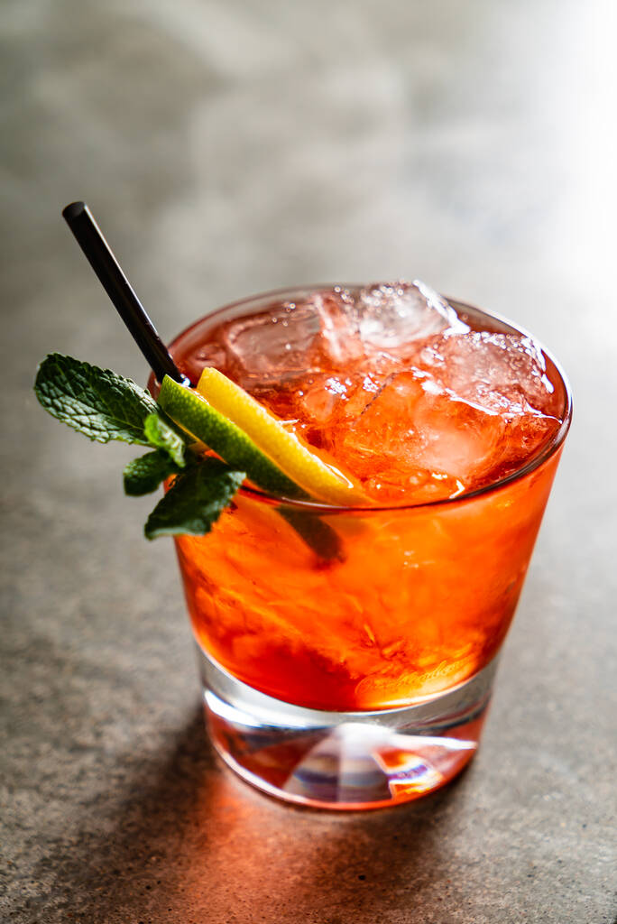 leckere alkoholische altmodische Cocktails in der Bar - Foto, Bild