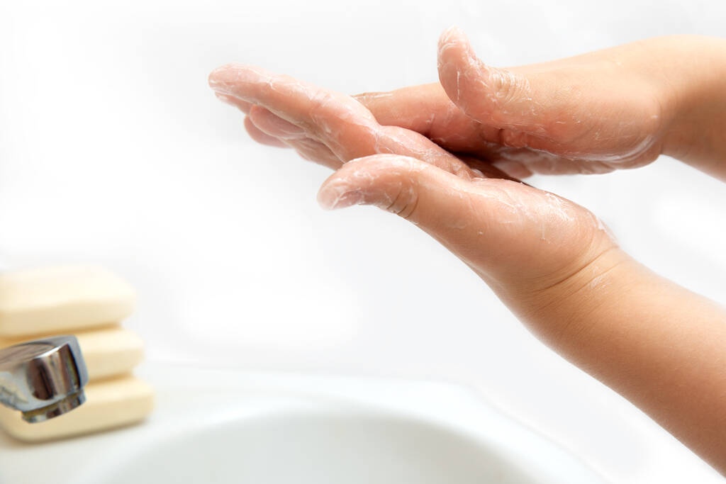 nettoyer les mains des enfants dans le savon laver à l'eau
 - Photo, image
