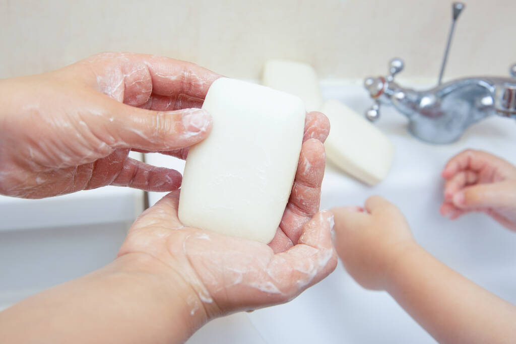 nettoyer les mains des enfants dans le savon laver à l'eau
 - Photo, image