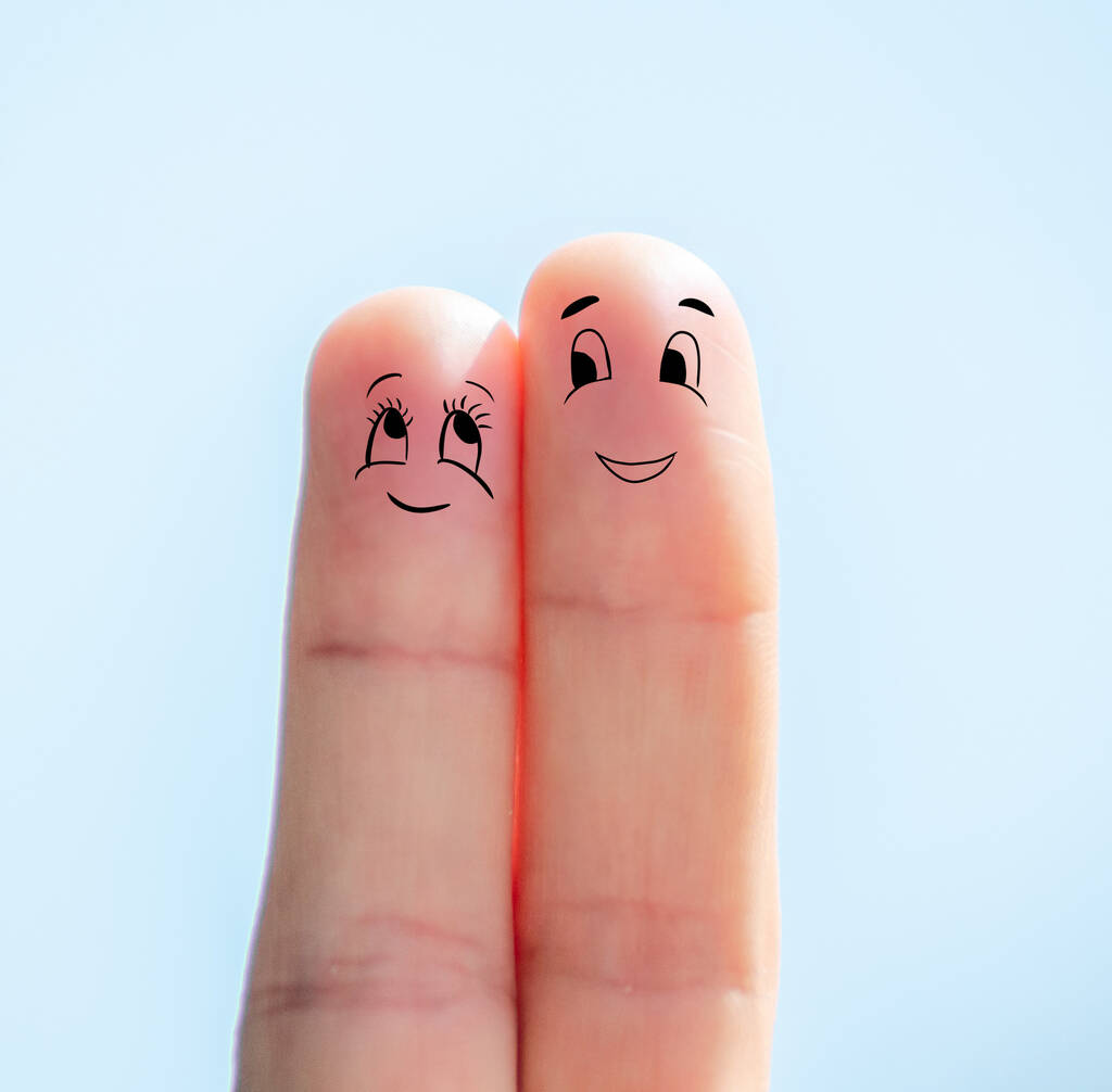 Bir erkek ve bir kadın olarak iki parmak kavramı birbirine sarılır ve birbirini sever. - Fotoğraf, Görsel