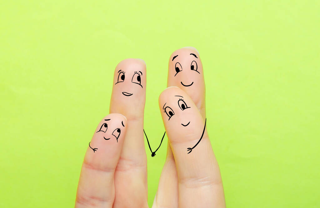 concept de quatre doigts comme un homme femme et les enfants étreignent ensemble et s'aiment
 - Photo, image