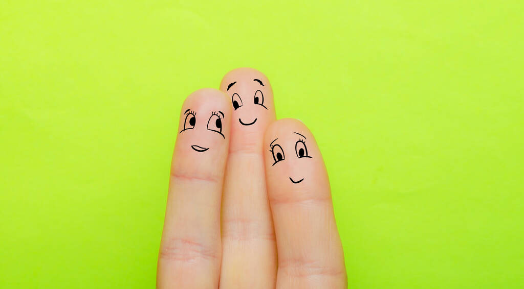 Üç parmak kavramı bir erkek, bir kadın ve bir çocuk olarak sarılıp birbirlerini sevmeleridir. - Fotoğraf, Görsel