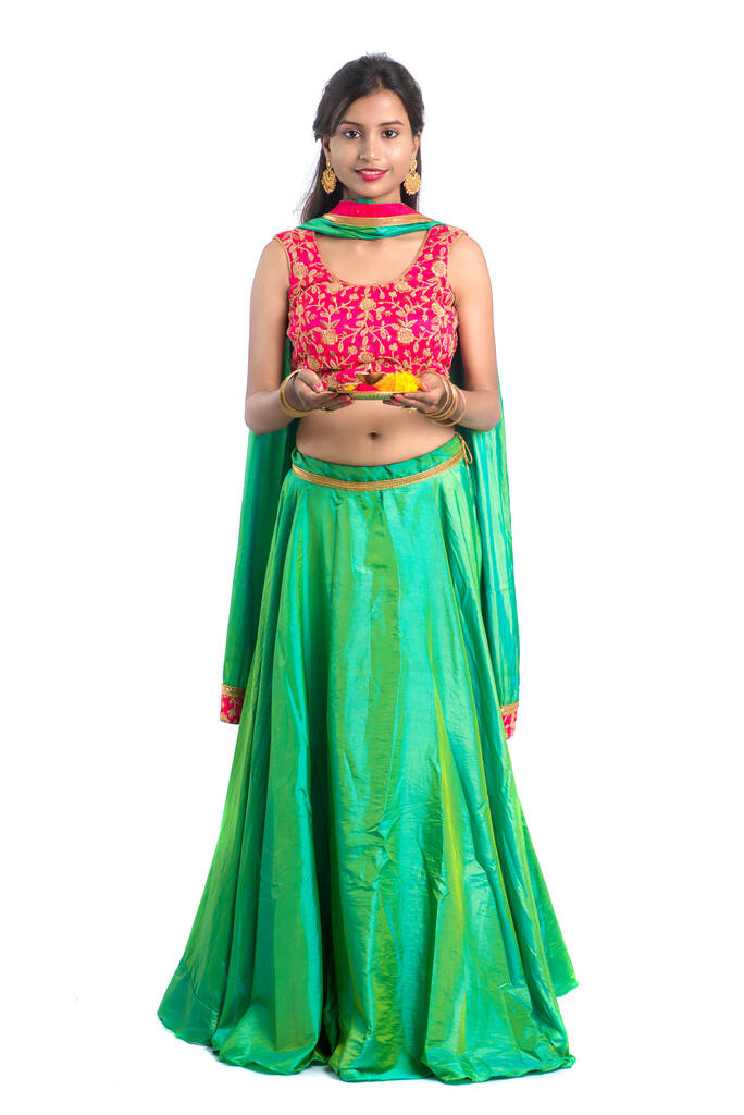 Krásná indická mladá dívka drží pooja thali nebo provádění uctívání na bílém pozadí - Fotografie, Obrázek