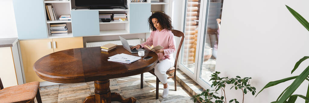 imagem horizontal do freelancer afro-americano trabalhando em casa
  - Foto, Imagem