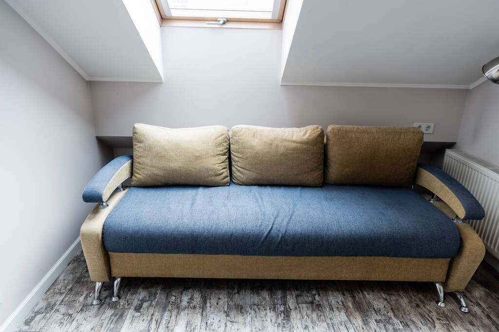 リビングルームの現代的なソファの上の柔らかい枕  - 写真・画像