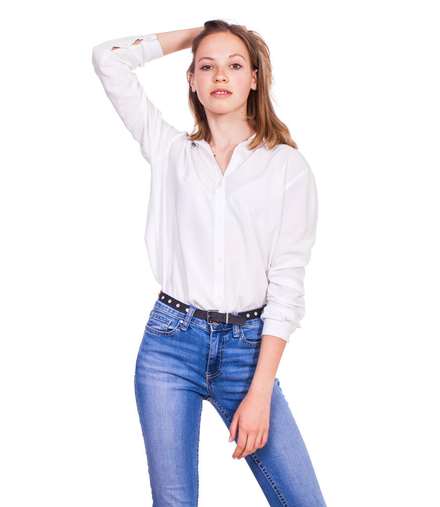 Retrato de cerca de una joven hermosa modelo rubia en jeans azules y camisa blanca, aislada sobre fondo blanco
 - Foto, imagen
