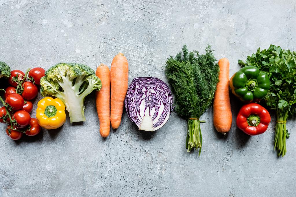vista superior de verduras frescas maduras en superficie de hormigón gris
 - Foto, imagen