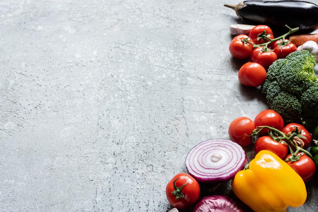 légumes mûrs frais colorés sur surface de béton gris
 - Photo, image