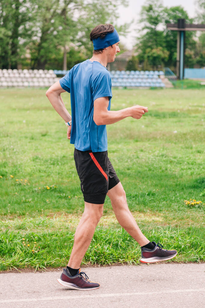 νεαρός τρέχει πρωινό στάδιο προπόνηση - Φωτογραφία, εικόνα
