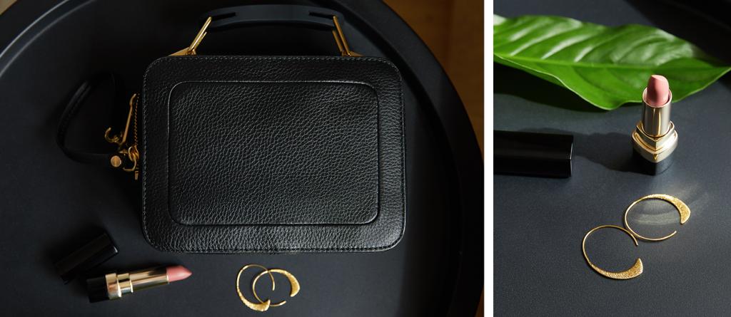 κολάζ δερμάτινης τσάντας κοντά σε χρυσά σκουλαρίκια και κραγιόν σε μαύρο τραπέζι με τροπικό φύλλο - Φωτογραφία, εικόνα