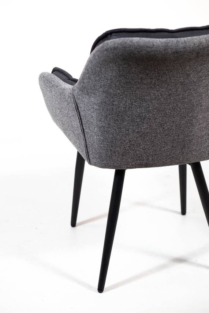 Függőleges felvétel egy szürke szék hátáról fehér háttér mögött - Fotó, kép