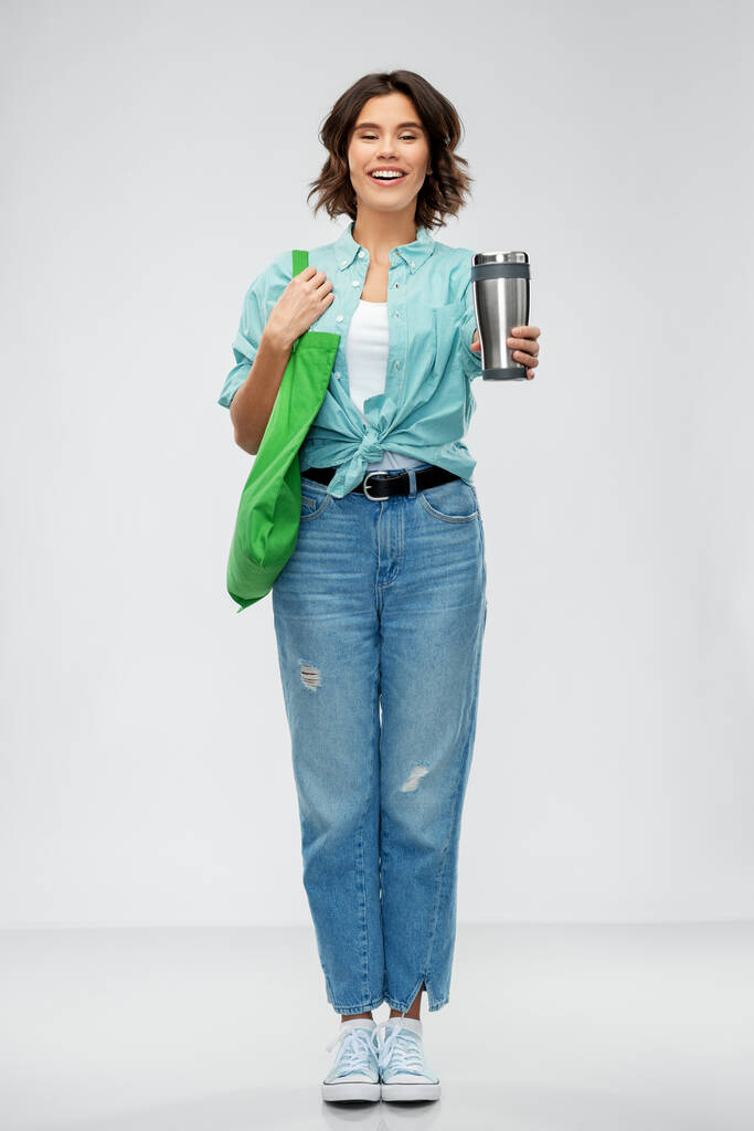 γυναίκα με τσάντα για ψώνια και tumbler τροφίμων - Φωτογραφία, εικόνα