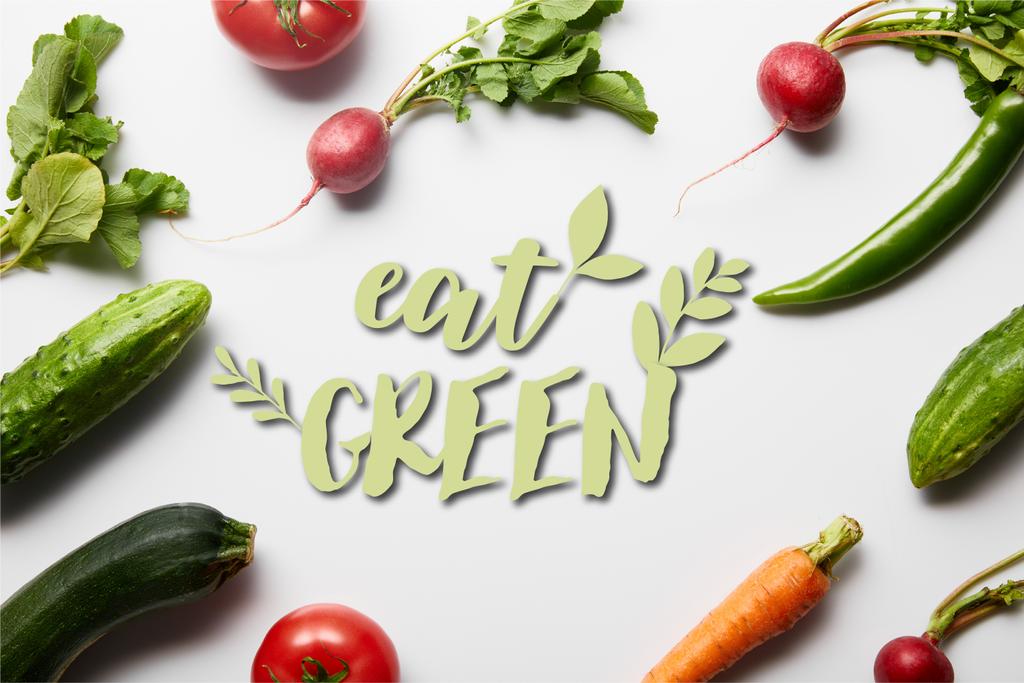 felülnézet nyers ízletes zöldségek zöld levelek fehér alapon enni zöld illusztráció - Fotó, kép