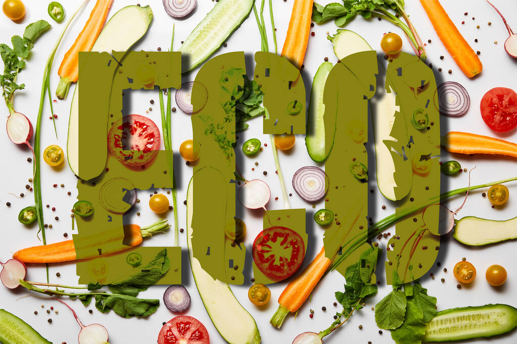 Draufsicht auf frisches geschnittenes Gemüse und schwarzer Pfeffer auf weißem Hintergrund mit Öko-Illustration - Foto, Bild