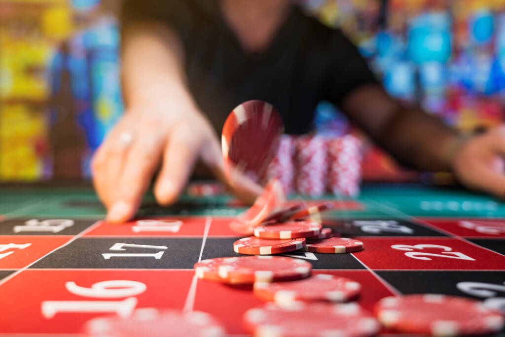 Homme jouant à la roulette au casino - Profondeur de champ faible - Photo, image
