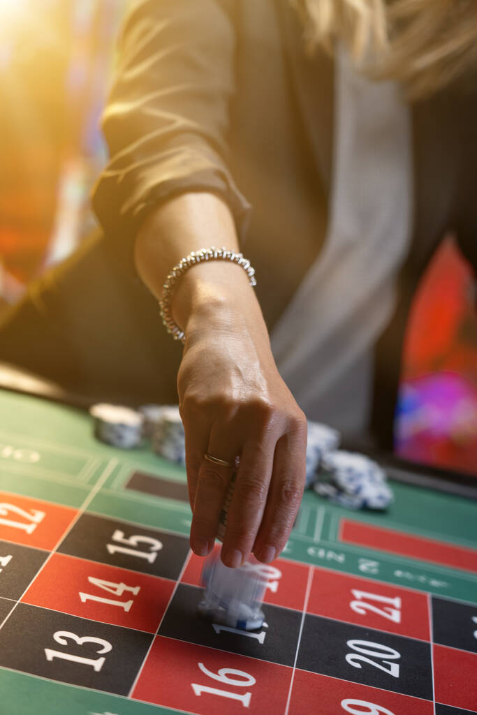 Femme jouant à la roulette au casino - Profondeur de champ faible - Photo, image