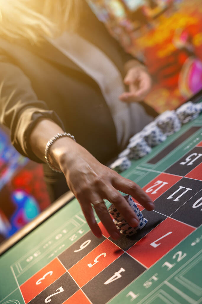 Женщина играет в рулетку в казино - Неглубокая глубина поля - Фото, изображение