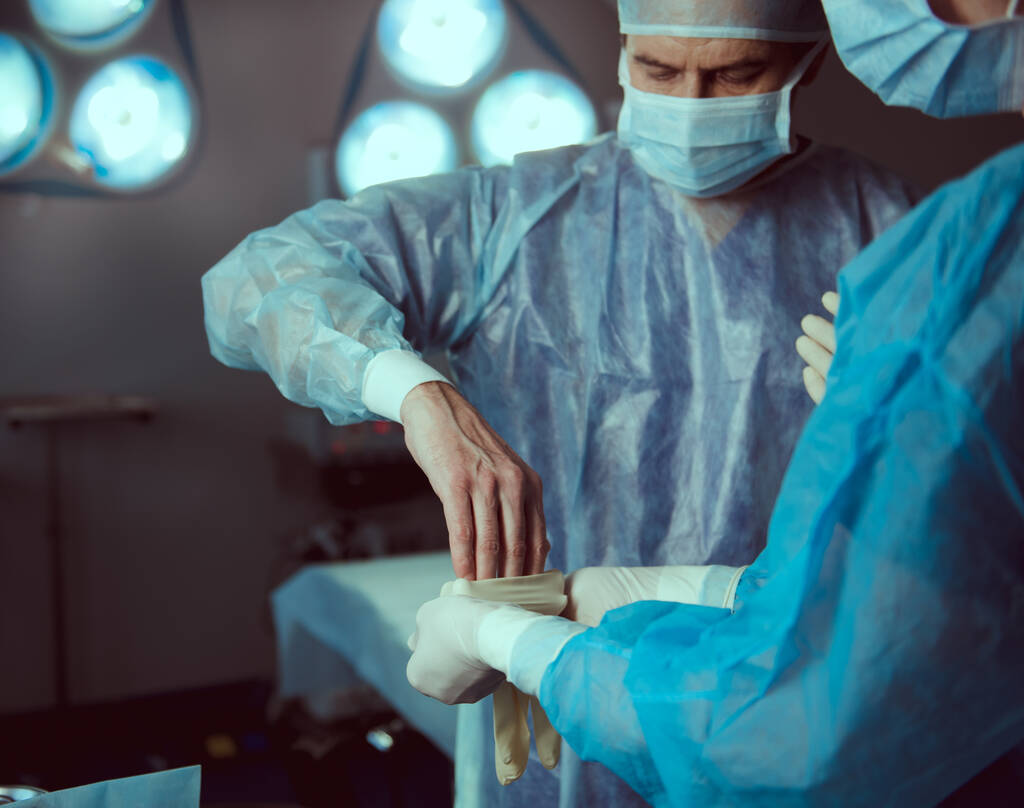Zkušený lékař připravuje se zdravotní sestrou na operaci - Fotografie, Obrázek