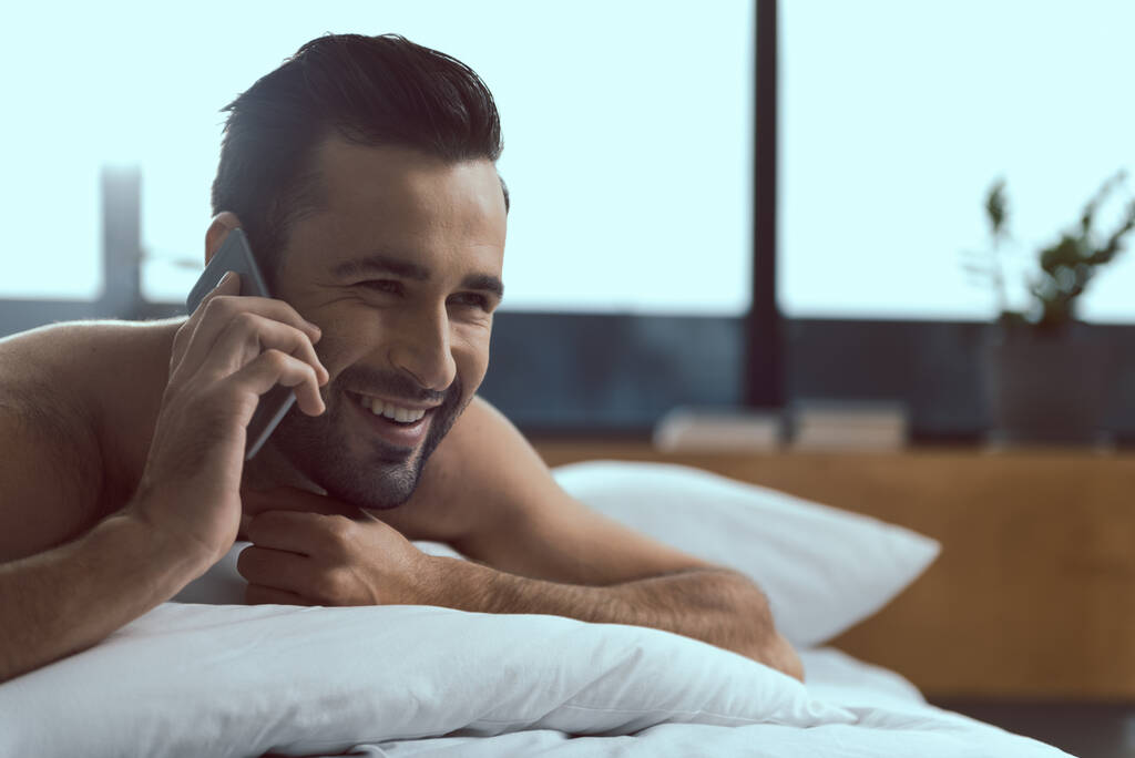 Счастливый молодой человек делает телефонный звонок утром
 - Фото, изображение