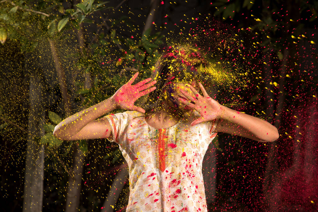 Giovane ragazza gioca con i colori in occasione di Holi. Concetto per il festival indiano Holi. spruzzi di colore
. - Foto, immagini