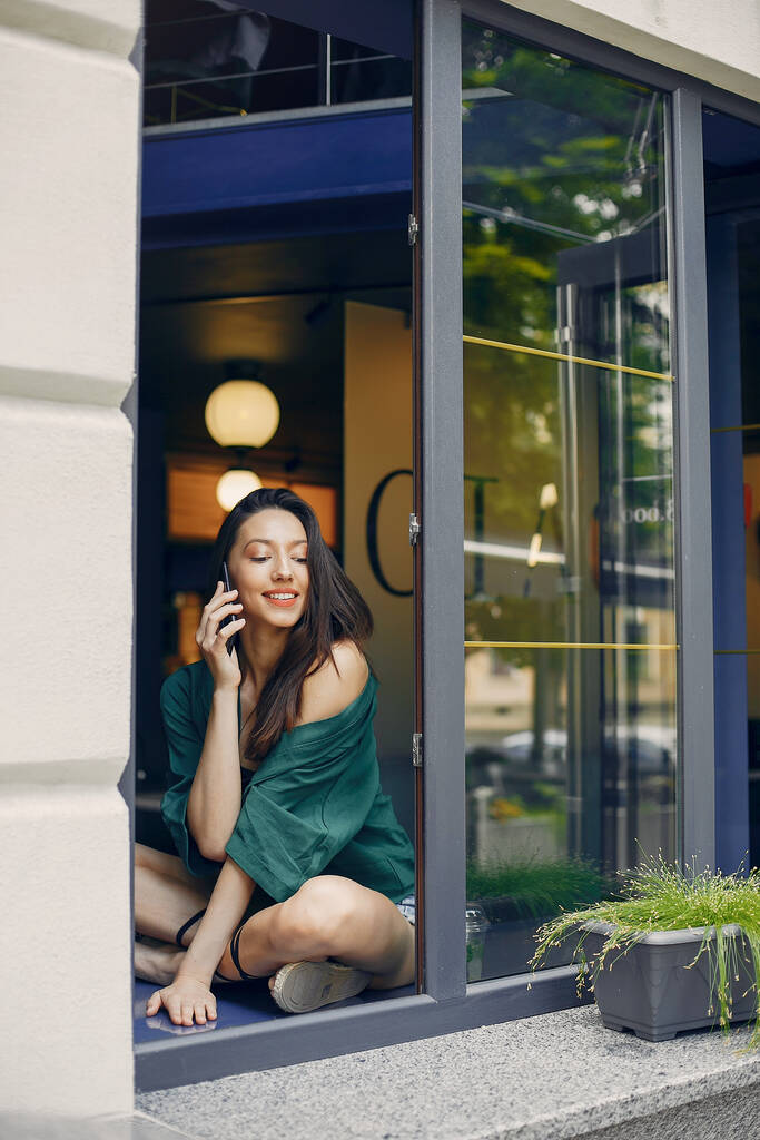 Chica de moda de pie en un café de verano
 - Foto, Imagen