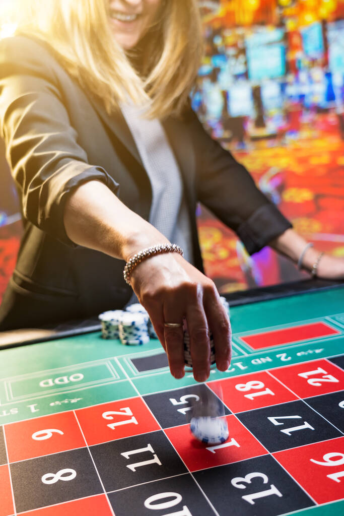 Vrouw speelt roulette in het casino - Ondiepe diepte van het veld - Foto, afbeelding