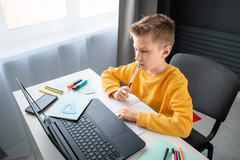 Enseignement à distance, un garçon apprend les mathématiques en regardant un hêtre d'ordinateur portable lors d'une leçon en ligne. Le concept d'éducation en ligne, l'éducation à domicile, la technologie, la quarantaine, l'auto-isolement
 - Photo, image
