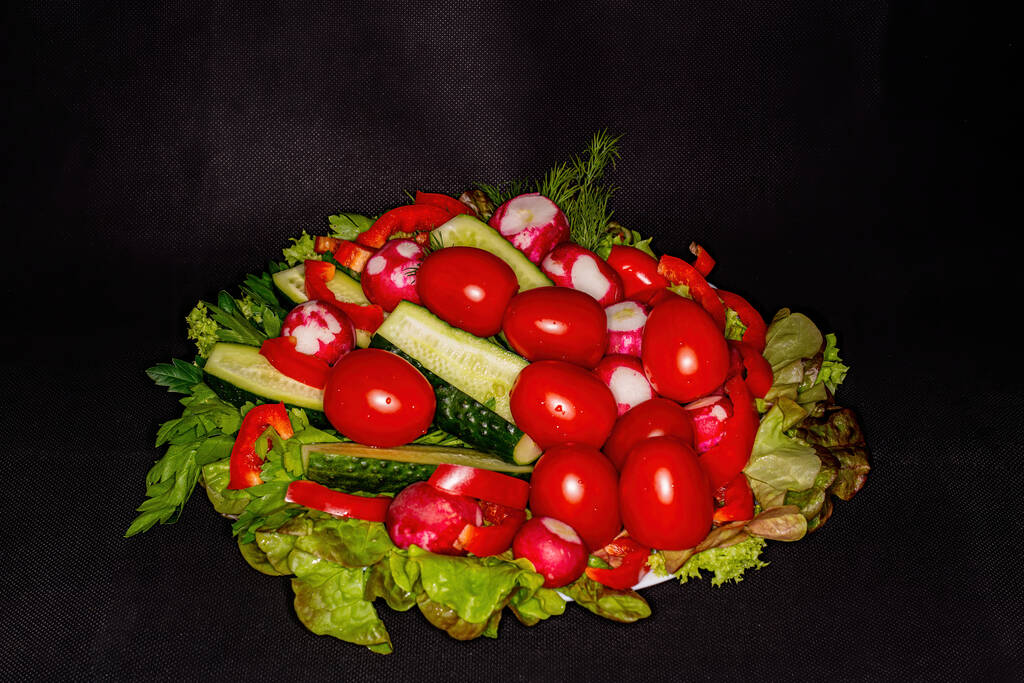 Bodegón vegetal con verduras frescas sobre fondo negro
. - Foto, Imagen