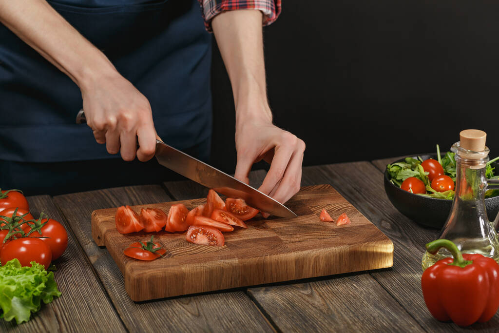 Vrouw die verse groentesalade kookt. Vrouwelijke handen. Dieetconcept voor een gezonde levensstijl met copyspace. - Foto, afbeelding