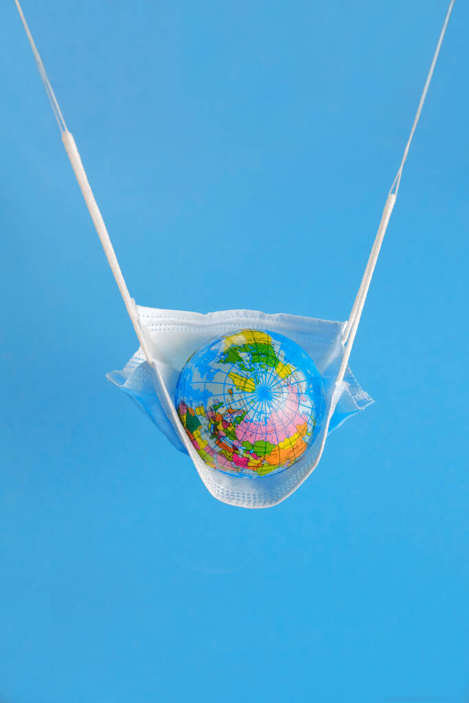 Globo da Terra em máscara de medicina para lutar contra o vírus Corona
 - Foto, Imagem