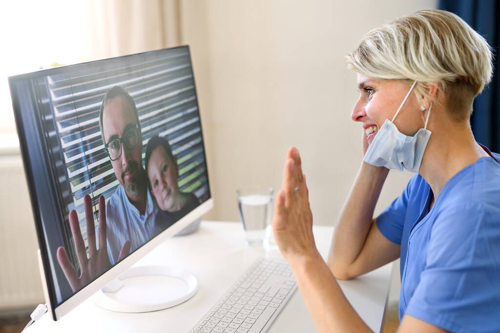 Doctora que tiene videollamada con pacientes en laptop, concepto de consulta en línea
. - Foto, imagen
