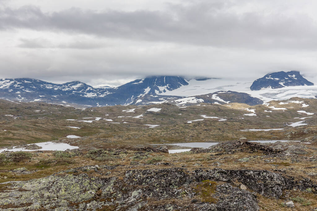 Норвезькі літні пейзажі, чудовий вид засніжених гір з чистим, холодним повітрям влітку, вибірковий фокус - Фото, зображення